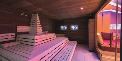 Familienhotel - Spielplatz - Unken - Familiensauna mit zwei Bildschirmen in der Wassererlebniswelt - Hotel Seehof
