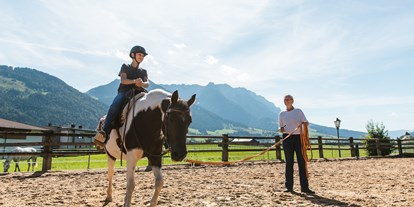 Familienhotel - Pools: Außenpool nicht beheizt - Oberndorf in Tirol - Reiten für Klein und Groß in der hoteleigenen Reitschule - Hotel Seehof