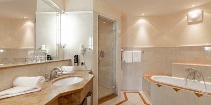 Familienhotel - Umgebungsschwerpunkt: See - Tirol - Badezimmer in der Luxus-Suite Familienresidenz - Hotel Seehof