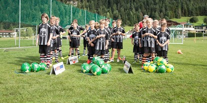 Familienhotel - Pools: Innenpool - Kitzbühel - Fußballcamps für Kinder im Hotel - Hotel Seehof