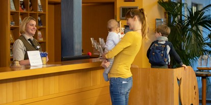 Familienhotel - Kinderbetreuung - Ostseeküste - Beim Check-In - Familien Wellness Hotel Restaurant Seeklause