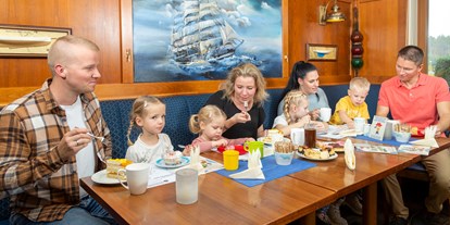 Familienhotel - Kinderwagenverleih - Ostseeküste - Im Restaurant das Kuchenbuffet genießen - Familien Wellness Hotel Restaurant Seeklause