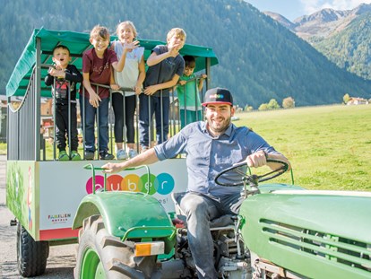 Familienhotel - Kletterwand - Trentino-Südtirol - Traktorfahrt im Happy-Hänger - Familienhotel Huber