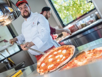 Familienhotel - Preisniveau: gehoben - Südtirol - Pizza von der Outdoor Showküche - Familienhotel Huber