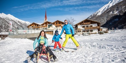 Familienhotel - Skilift - beheiztes Panoramahallenbad mit Infinity-Aussenpool und Riesenröhrenwasserrutsche - Familienhotel Huber