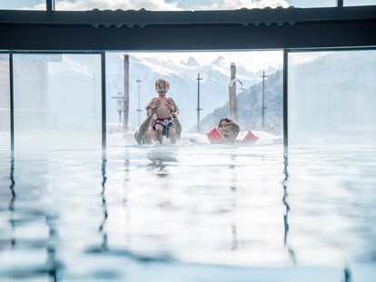 Familienhotel - Pools: Infinity Pool - St.Ulrich in Gröden - Sand-Wasser-Spielplatz im Freien - Familienhotel Huber