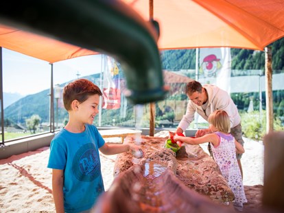 Familienhotel - Kinderbetreuung in Altersgruppen - Trentino-Südtirol - Sandspielplatz - Familienhotel Huber