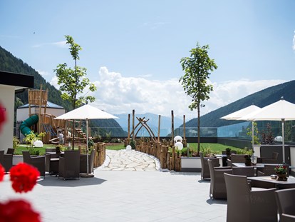 Familienhotel - Umgebungsschwerpunkt: Berg - Italien - großzügige Terrasse - Familienhotel Huber