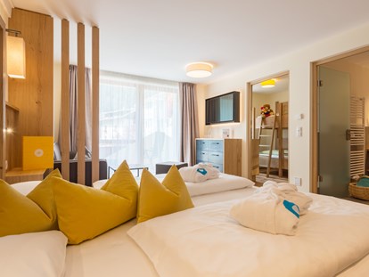 Familienhotel - Preisniveau: gehoben - Niederrasen/Dolomiten - moderne Familienzimmer mit getrenntem Kinderzimmer - Familienhotel Huber