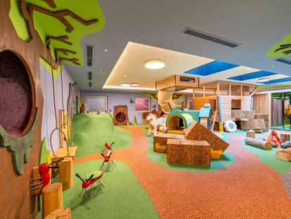 Familienhotel - Ponyreiten - Südtirol - Neue Happy-World, Indoor-Bauernhof-Spielraum über 2 Etagen - Familienhotel Huber