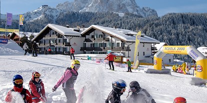 Familienhotel - Wolkenstein in Gröden (BZ) - Direkt an den Skipisten des Skigebiets Gröden Sellaronda und unmittelbar am Treffpunkt der Skischulen gelegen... - Family Hotel Biancaneve