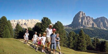 Familienhotel - Kinderbetreuung in Altersgruppen - Italien - Geführte Wanderungen inmitten des UNESCO- Weltnaturerbe der Dolomiten - Family Hotel Biancaneve