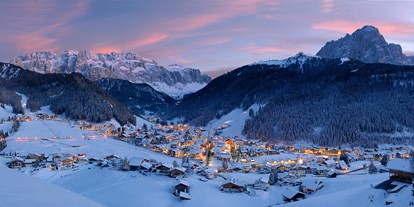 Familienhotel - Hallenbad - Südtirol - By night - winterliche Atmosphäre! - Family Hotel Biancaneve