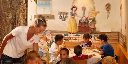 Familienhotel - Trentino-Südtirol - Unseren kleinen Gästen bieten wir im eigens für sie eingerichteten Speisesaal „7 Zwerge“ kindgerechte Speisen und die konstante Betreuung unserer Kinderbetreuer an. - Family Hotel Biancaneve