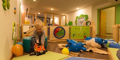 Familienhotel - Babybetreuung - Gsieser Tal - Spielen in der Kinderwelt - Family Hotel Biancaneve