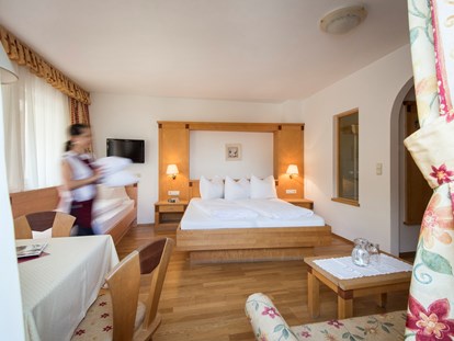 Familienhotel - Umgebungsschwerpunkt: am Land - St. Leonhard (Trentino-Südtirol) - Zimmer - Family Hotel Gutenberg