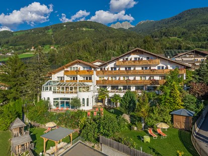 Familienhotel - Umgebungsschwerpunkt: am Land - St. Leonhard (Trentino-Südtirol) - Aussenansicht - Family Hotel Gutenberg