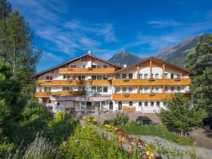 Familienhotel - Ladestation Elektroauto - Trentino-Südtirol - Aussenansicht - Family Hotel Gutenberg