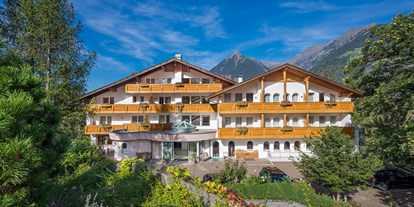 Familienhotel - Babysitterservice - Naturns bei Meran - Aussenansicht - Family Hotel Gutenberg