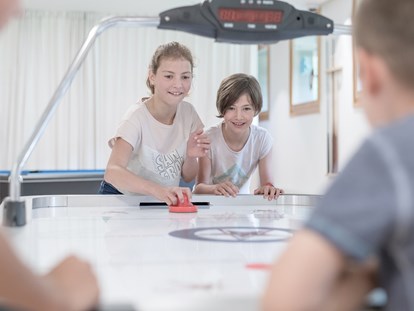 Familienhotel - Schwimmkurse im Hotel - Davos Wiesen - Raum für Maxis - Gorfion Familotel Liechtenstein