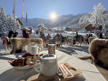 Familienhotel - Klassifizierung: 4 Sterne - Davos Wiesen - Von der Gorfion Sonnenterrasse den wunderschönen Blick auf das Bergpanorama geniessen. - Gorfion Familotel Liechtenstein