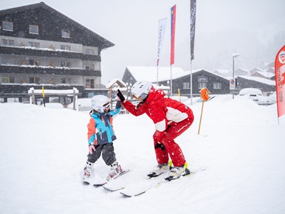 Familienhotel - Kinderbetreuung - Davos Platz - Die Skischule startet direkt vor dem Hotel Gorfion - Gorfion Familotel Liechtenstein