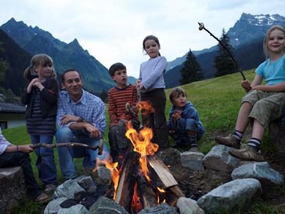 Familienhotel - Babybetreuung - Davos Wiesen - Eltern-Kind-Erlebnisse in der Natur - Abenteuer-Pur - Familienhotel Mateera im Montafon