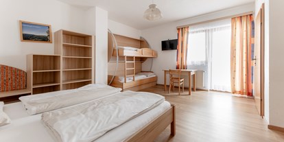 Familienhotel - Eberstein - Vierbettzimmer mit einem Doppelbett und einem Stockbett - ***Erlebnisgasthof Moasterhaus
