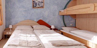 Familienhotel - Kletterwand - Österreich - Vierbettzimmer mit Doppelbett und Stockbett - ***Erlebnisgasthof Moasterhaus