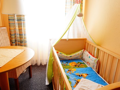 Familienhotel - Umgebungsschwerpunkt: Fluss - Wismar - Kinderbett - Familienhotel am Tierpark