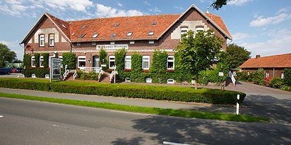 Familienhotel - Suiten mit extra Kinderzimmer - Nordsee - Außenansicht Frieslandstern - Frieslandstern - Ferienhof und Hotel