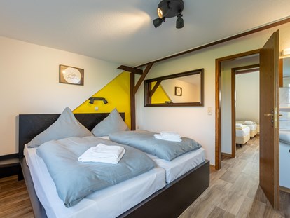Familienhotel - Umgebungsschwerpunkt: Therme - Deutschland - Schlafzimmer - Frieslandstern - Ferienhof und Hotel