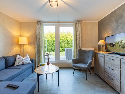Familienhotel - Preisniveau: moderat - Nach einem aufregenden Tag auf der Couch ausspannen - Frieslandstern - Ferienhof und Hotel