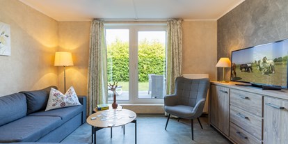 Familienhotel - Suiten mit extra Kinderzimmer - Nordsee - Nach einem aufregenden Tag auf der Couch ausspannen - Frieslandstern - Ferienhof und Hotel