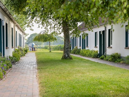 Familienhotel - Garten - Familienappartements Außenansicht - Frieslandstern - Ferienhof und Hotel
