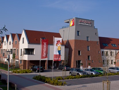 Familienhotel - Verpflegung: alkoholfreie Getränke ganztags inklusive - Niedersachsen - Hausansicht - Hotel Deichkrone - Familotel Nordsee