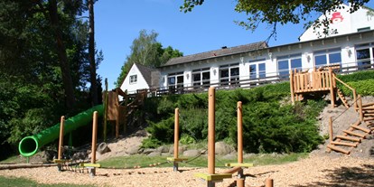 Familienhotel - Sauna - Vorpommern - Spielplatz am Hang - Familotel Borchard's Rookhus