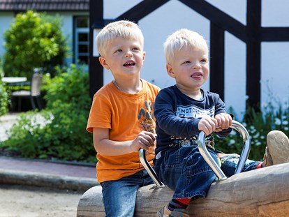 Familienhotel - Kinderwagenverleih - Göhren-Lebbin - Glückliche Kinder - Familotel Borchard's Rookhus