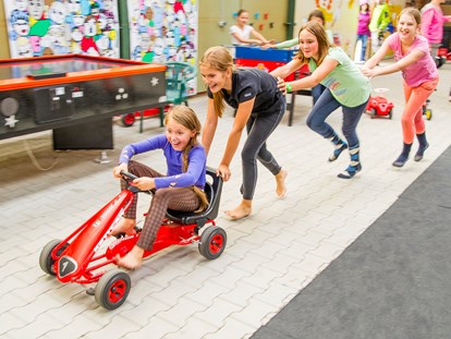 Familienhotel - Kinderbetreuung in Altersgruppen - Indoor-Spielland - Gut Landegge Familotel Emsland