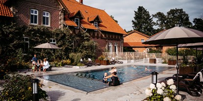 Familienhotel - Sauna - Lüneburger Heide - Badespaß im beheizten Außenpool am Bauerngarten - Familotel Landhaus Averbeck
