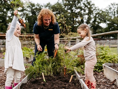 Familienhotel - Garten - Kinderbetreuung in der Natur mit eigenem Gemüsegarten - Familotel Landhaus Averbeck