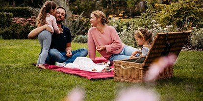 Familienhotel - ausschließlich Familien im Hotel - XXL-Picknickkorb für Familienmahlzeiten in der Natur - Familotel Landhaus Averbeck