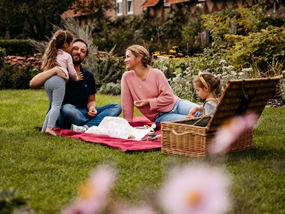 Familienhotel - Umgebungsschwerpunkt: Fluss - XXL-Picknickkorb für Familienmahlzeiten in der Natur - Familotel Landhaus Averbeck