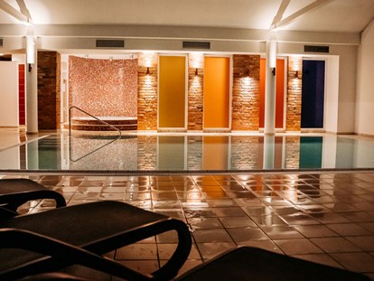 Familienhotel - Pools: Außenpool beheizt - Kleines, feines Schwimmbad mit Babybecken für Schwimmkurse und Familienspaß - Familotel Landhaus Averbeck