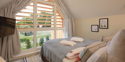 Familienhotel - Sauna - Lüneburger Heide - Schlafzimmer Cabin mit Blick über Wiesen und Felder - Familotel Landhaus Averbeck