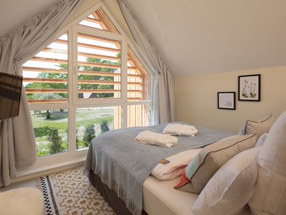 Familienhotel - Garten - Schlafzimmer Cabin mit Blick über Wiesen und Felder - Familotel Landhaus Averbeck