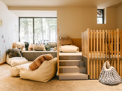 Familienhotel - Suiten mit extra Kinderzimmer - Moderne und helle Kinderbetreuungsräumlichkeiten - Familotel Landhaus Averbeck