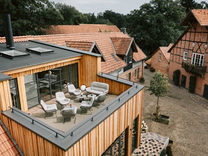 Familienhotel - Suiten mit extra Kinderzimmer - Dachterrasse in der Bar für laue Sommerabende - Familotel Landhaus Averbeck