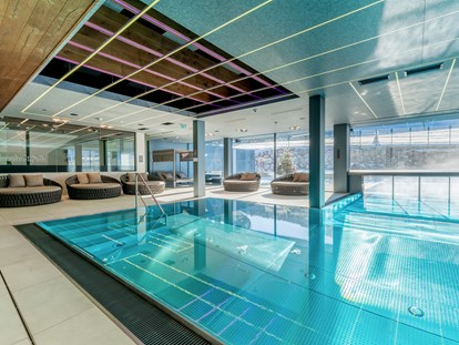 Familienhotel - Pools: Infinity Pool - Großarl - Hallenbad in den "Pinzgauer Wasserfestspielen" - Good Life Resort die Riederalm ****S