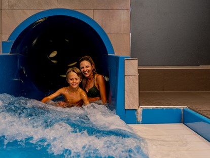 Familienhotel - barrierefrei - Österreich - "Der Wasserfall" - Erlebnis-Wasserrutsche auf 66,66 m mit Zeitmessung - Good Life Resort die Riederalm ****S